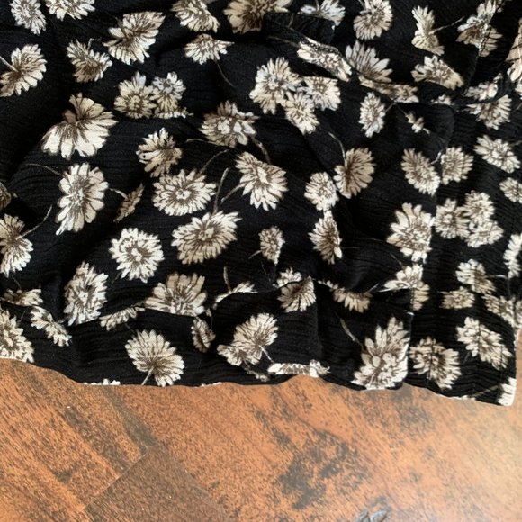 Flowy black flower shorts - Picture 3 of 6